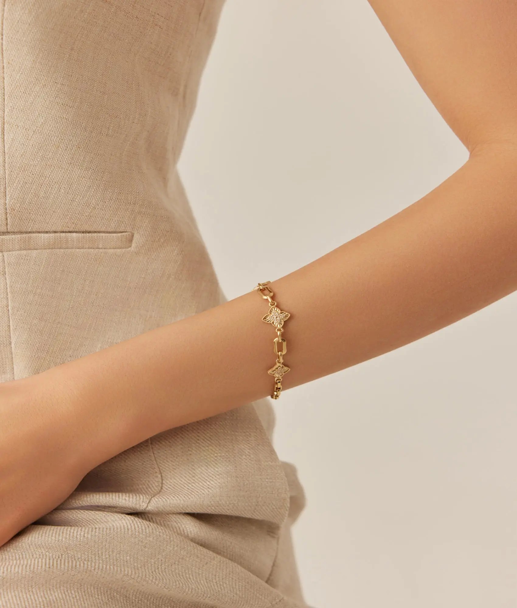 14 Ayar Altın Taşlı Çiçekli Bileklik