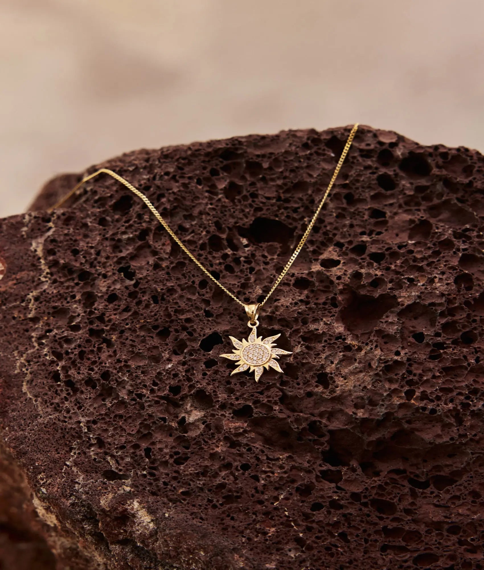 14 Ayar Altın Taşlı Güneş Kolye