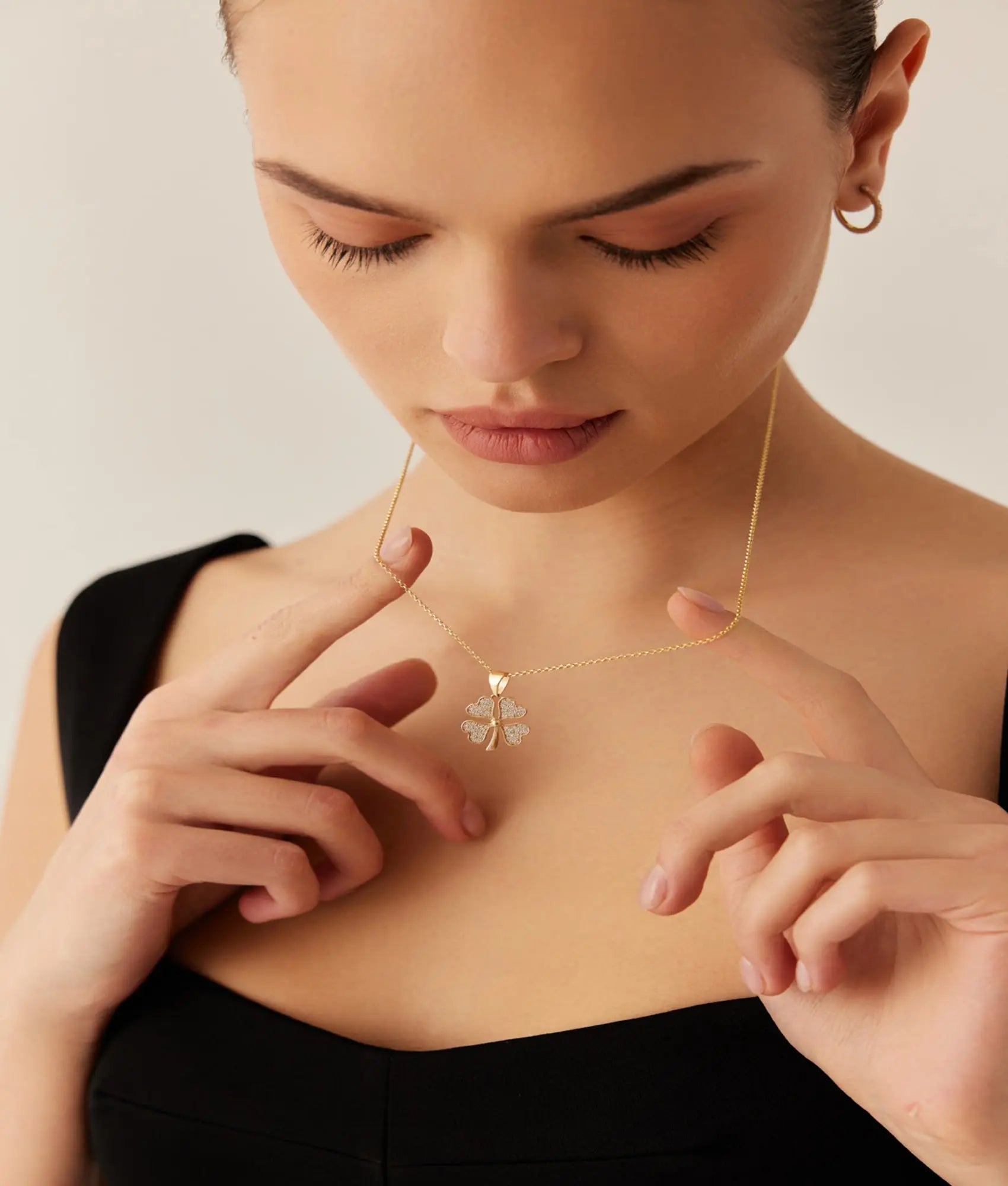 14 Ayar Altın Taşlı Işıltılı Yonca Kolye