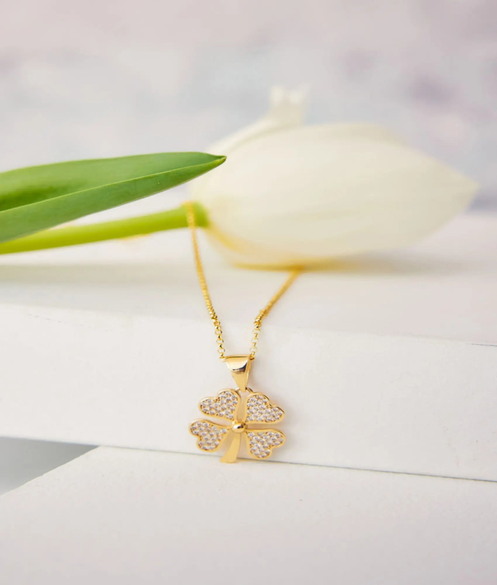 14 Ayar Altın Taşlı Işıltılı Yonca Kolye