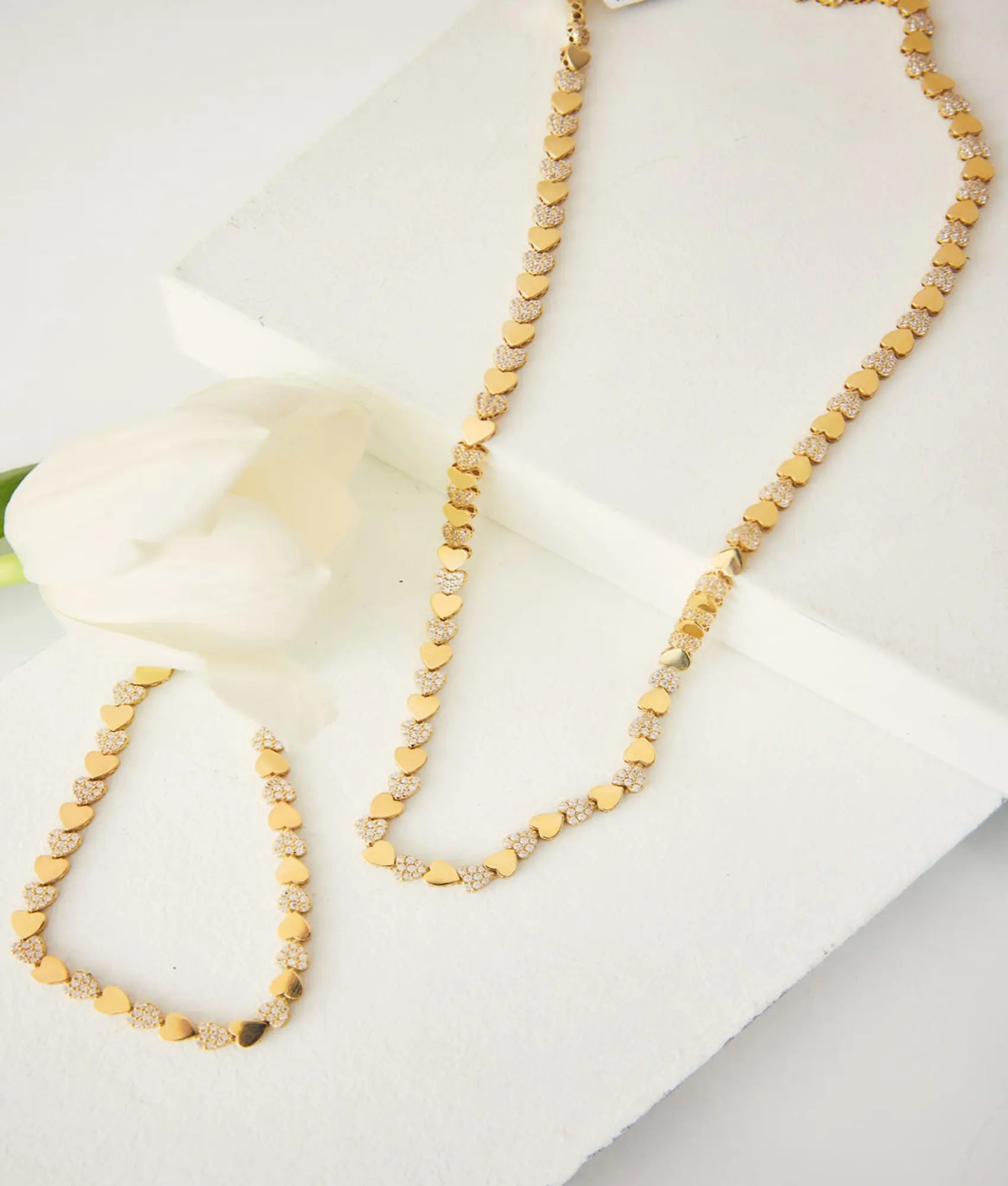 14 Ayar Altın Taşlı Kalp Sıralı Kolye