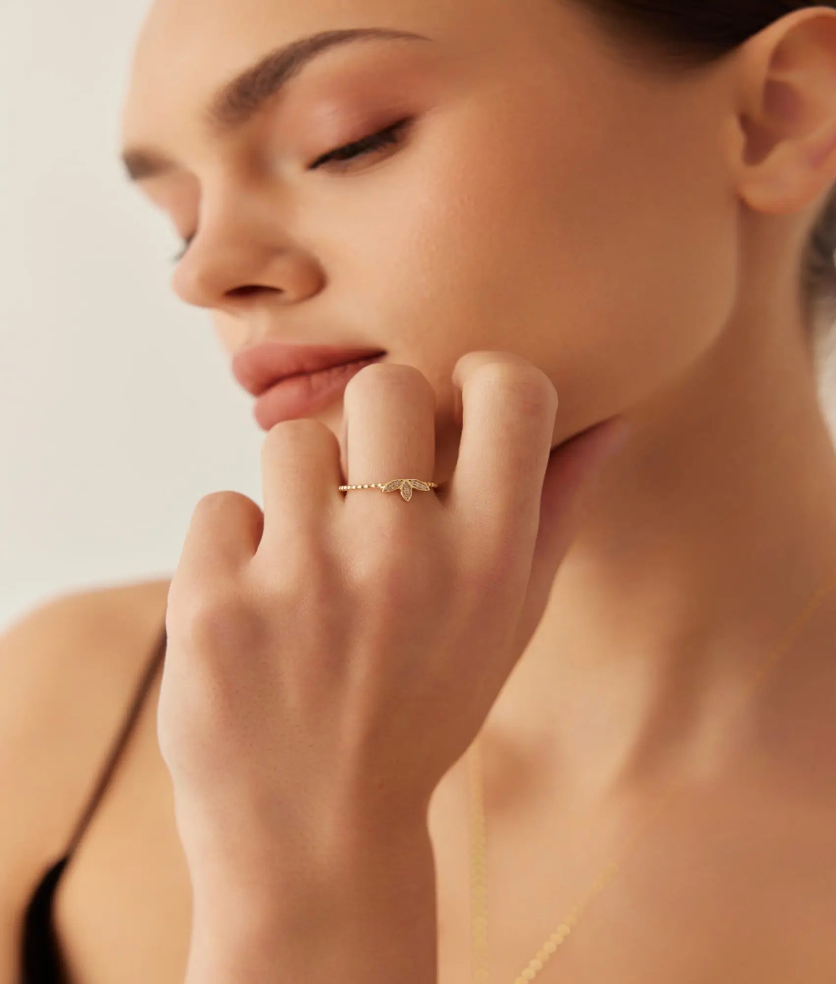 14 Ayar Altın Taşlı Üç Yapraklı Yüzük