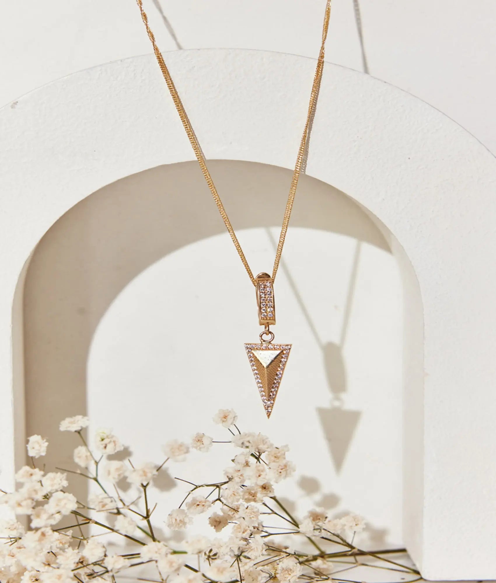 14 Ayar Altın Taşlı Üçgen Kolye