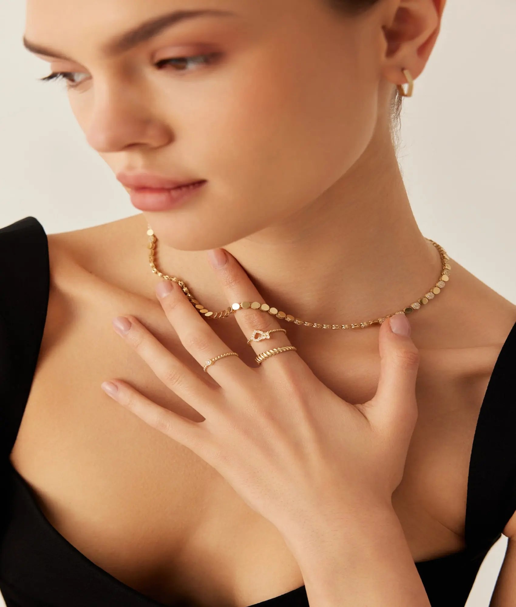 14 Ayar Altın Taşlı Yuvarlak Figürlü Kolye