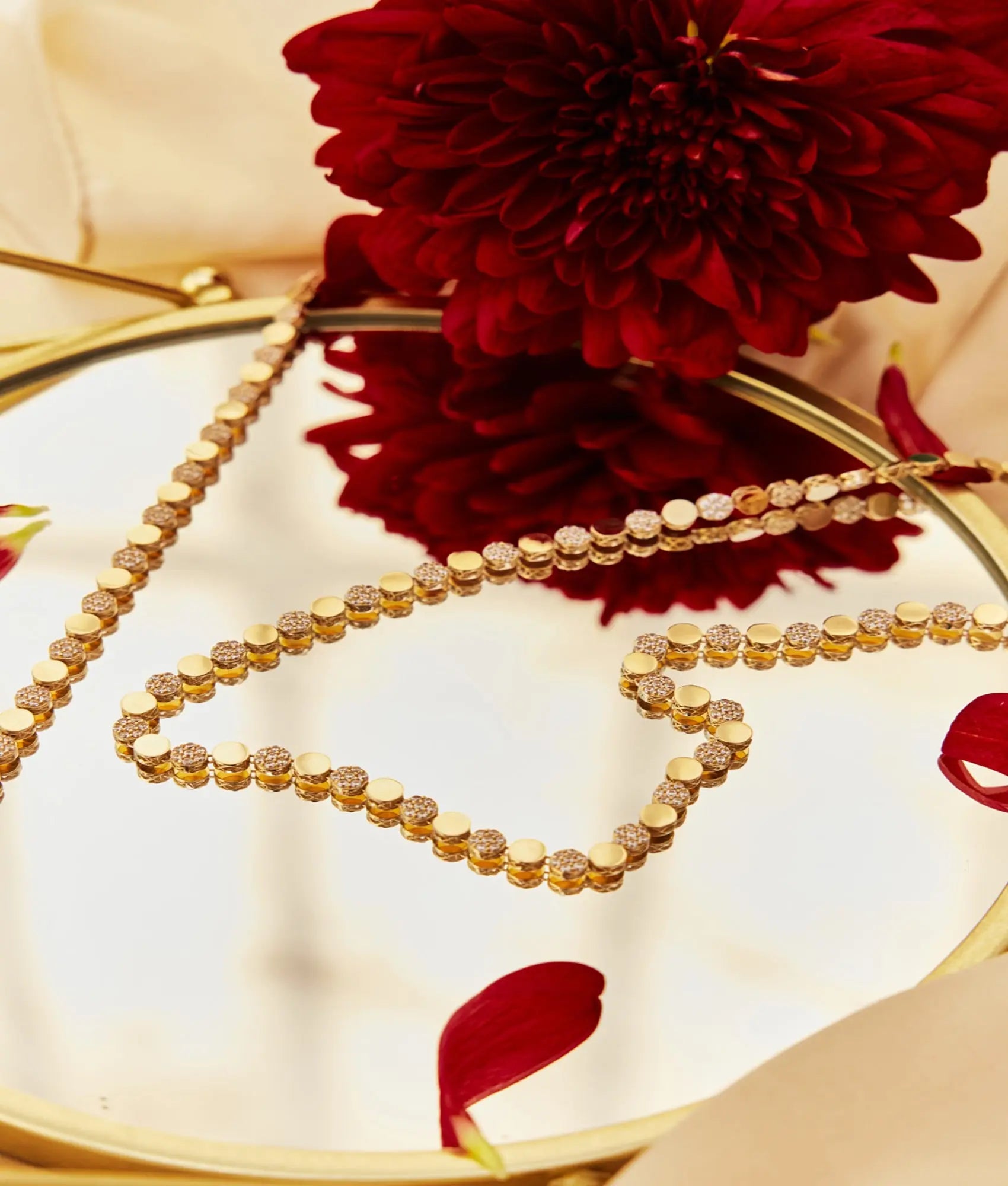 14 Ayar Altın Taşlı Yuvarlak Figürlü Kolye