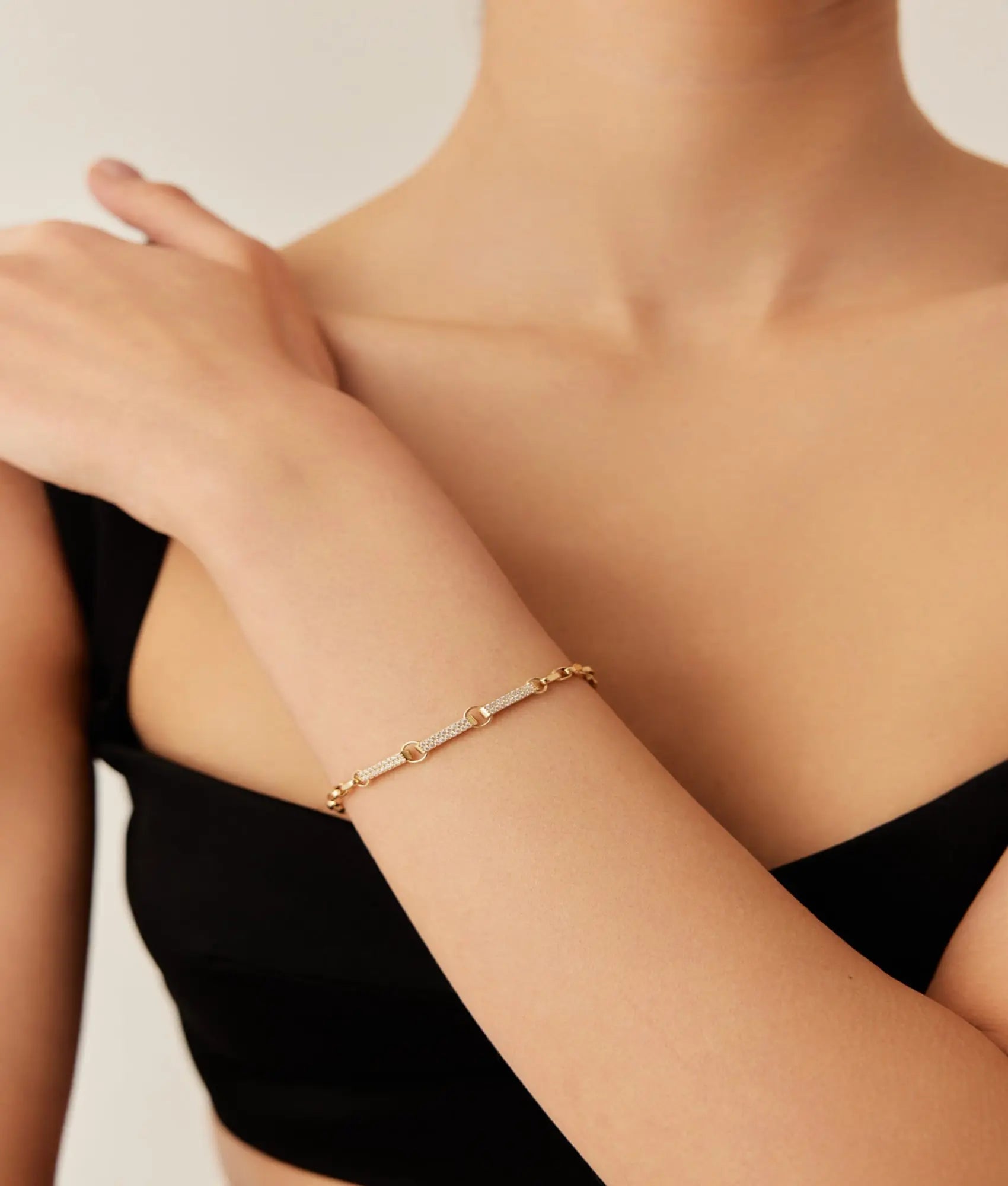 14 Ayar Altın Taşlı Zarif Bağ Bileklik