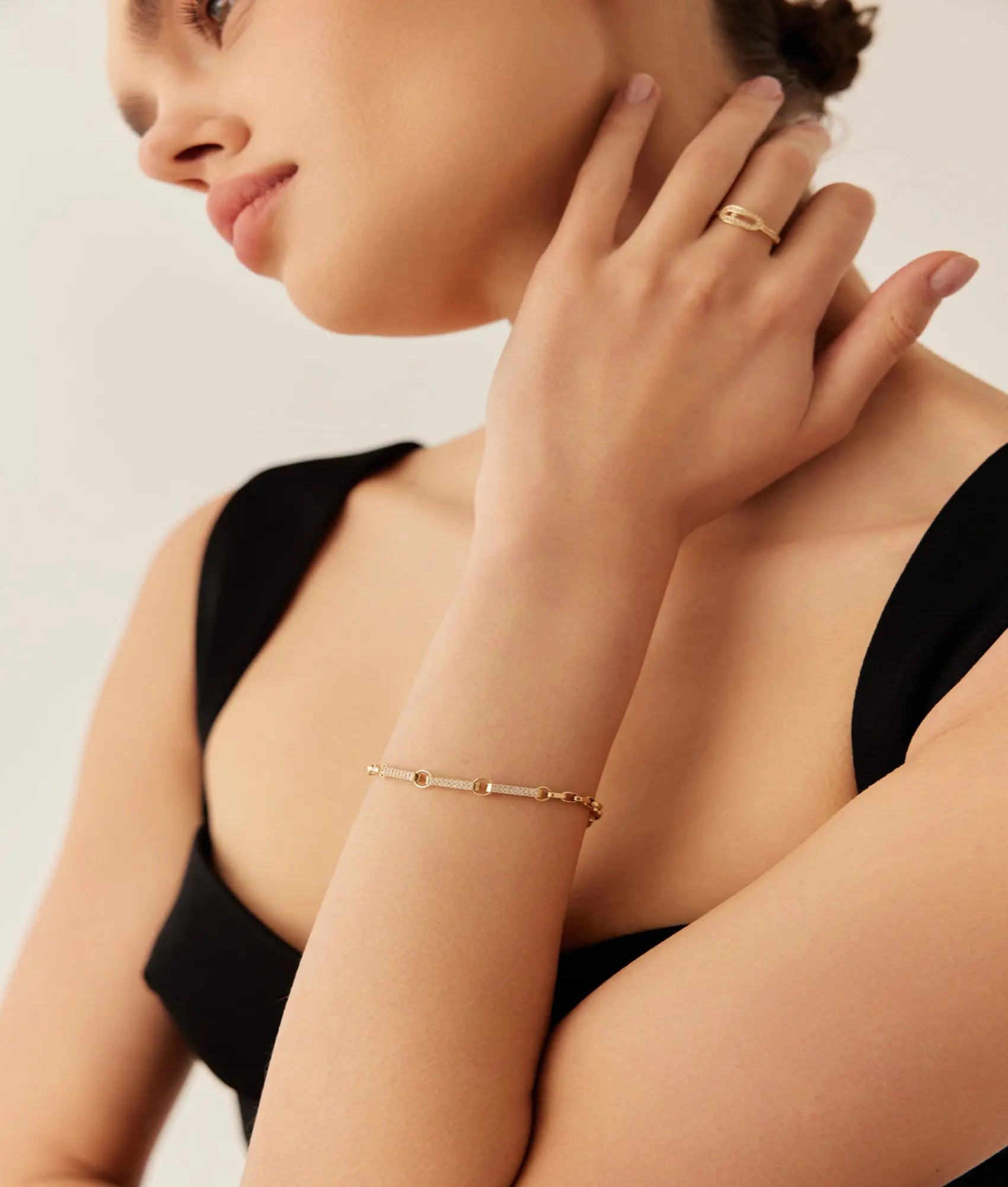 14 Ayar Altın Taşlı Zarif Bağ Bileklik