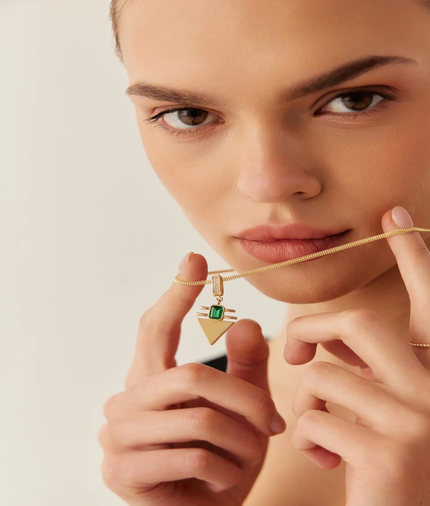 14 Ayar Altın Yeşil Taşlı Üçgen Kolye