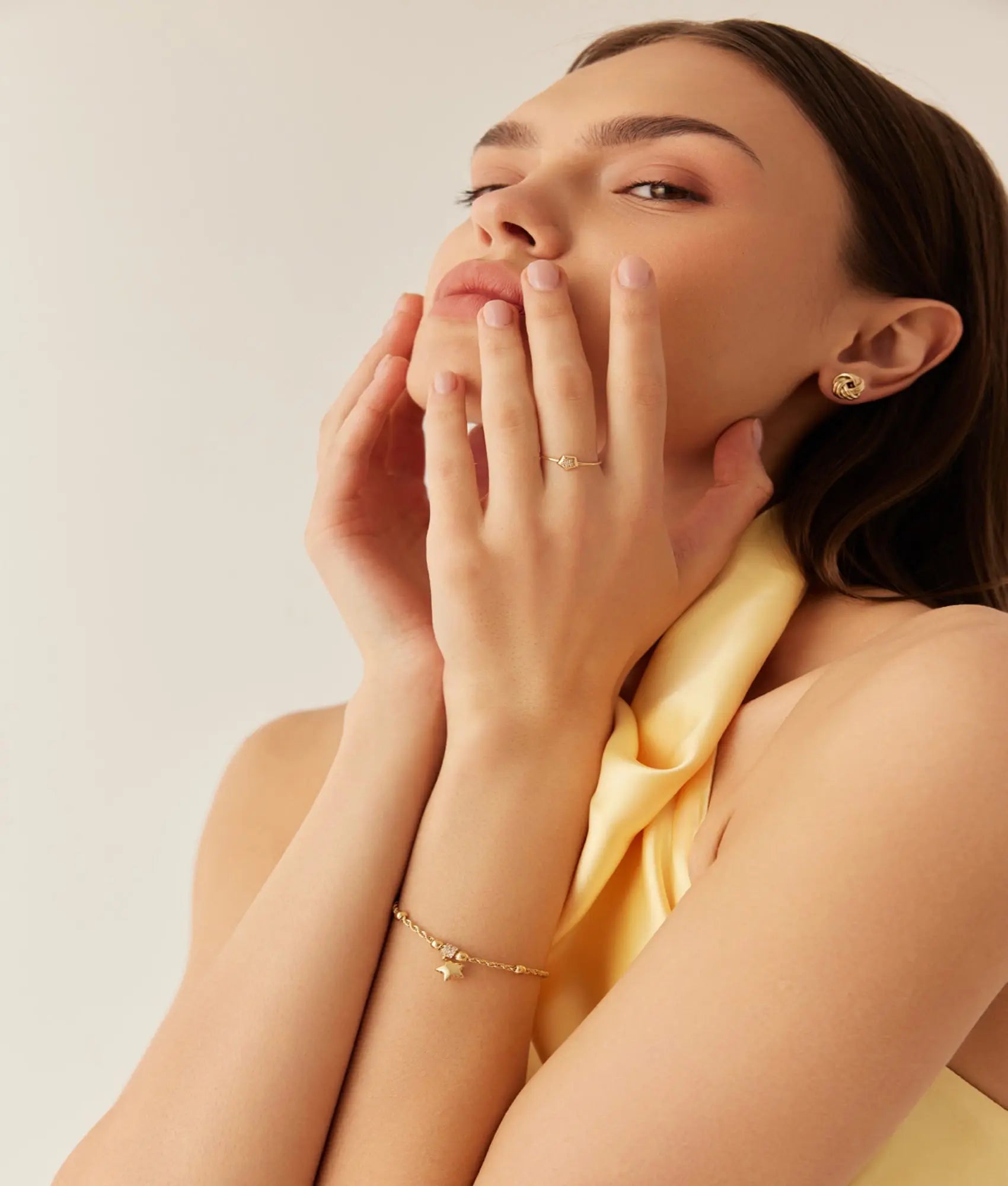 14 Ayar Altın Zincirli Minik Bombeli Yıldız Bileklik